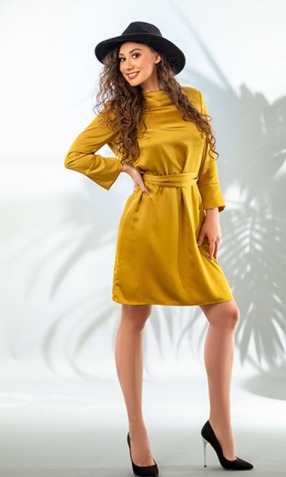 engish escort Diana in yellow coat